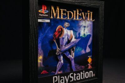 El Shadow Box MediEvil Cara A. Edición especial hecha a mano perfecta para coleccionistas retro y fans de Playstation 1.