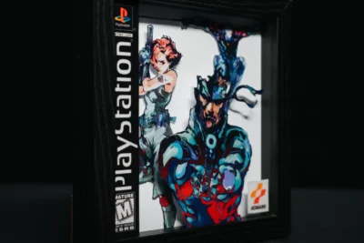 El Shadow Box Metal Gear Solid cara A. Edición especial hecha a mano perfecta para coleccionistas retro fans de Playstation 1.