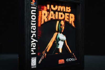 Shadow Box Tomb Raider cara A, edición artesanal en 3D perfecta para coleccionistas y fans de Lara Croft en PlayStation 1.