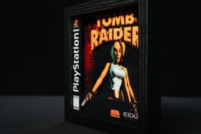 Shadow Box Tomb Raider cara B, edición artesanal en 3D perfecta para coleccionistas y fans de Lara Croft en PlayStation 1.